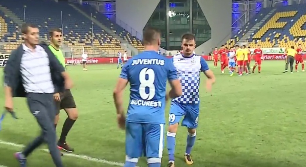 Humbi penalltinë në derbin e Bukureshtit, sulmuesi rrihet nga shokët e ekipit