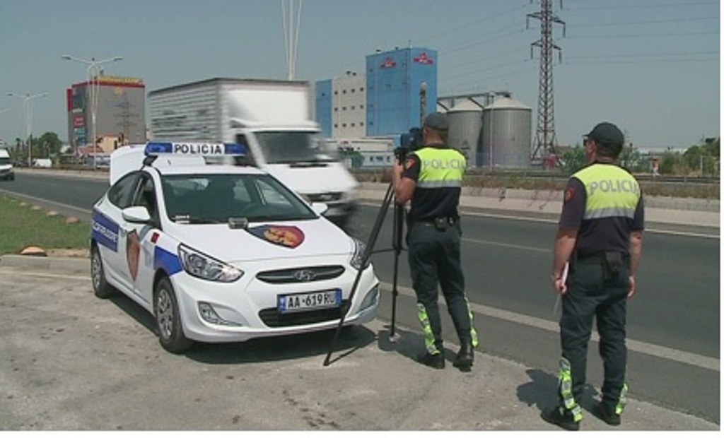 Panik në Vlorë, 35-vjeçari me “Mercedez Benz” përplas 3 makina të parkuara