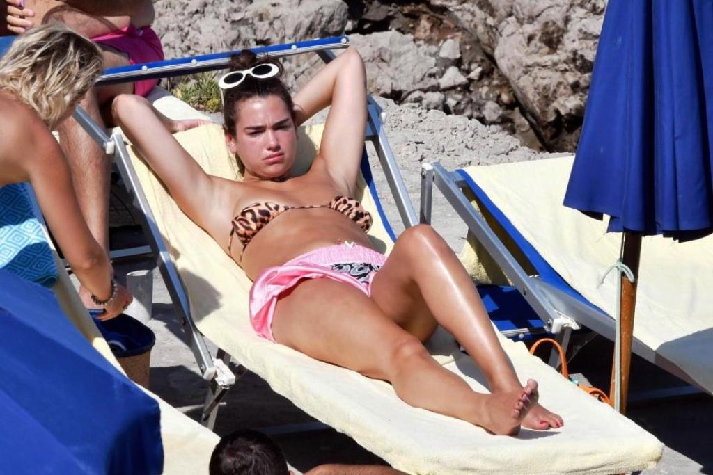 Dua Lipa tregon trupin e mahnitshëm, me bikini për pushime në Itali