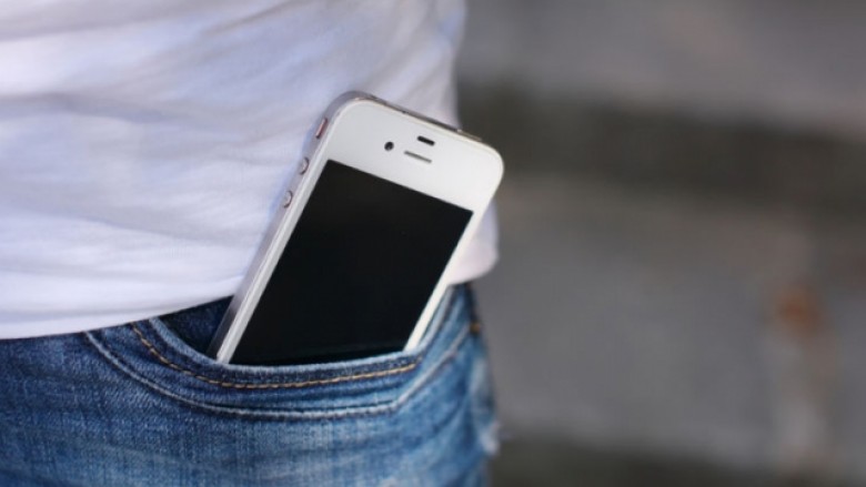 Studiuesit këshillojnë meshkujt: Mos i mbani telefonat në xhep, mund të mos bëni dot fëmijë