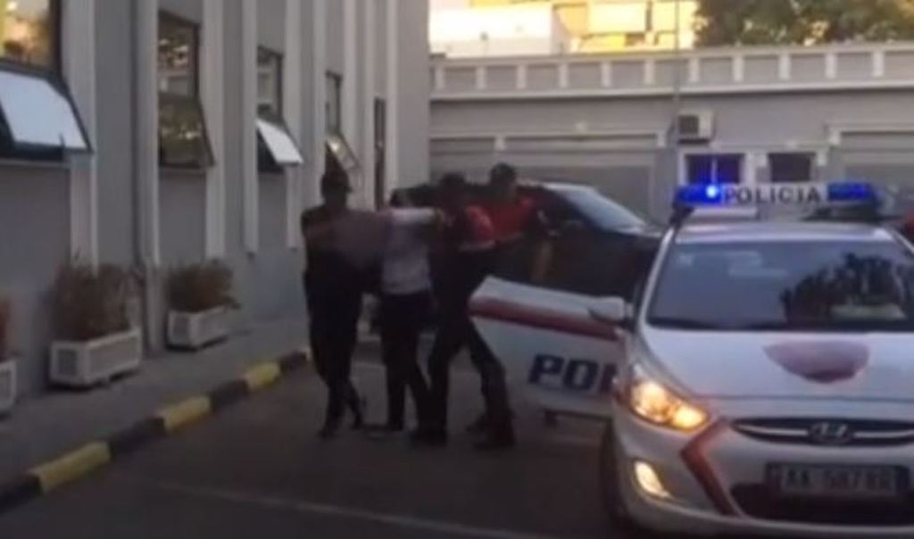 Policia shkon të mbyllë lokalin për zhurmë, kundërshtohet nga 3 të rinj