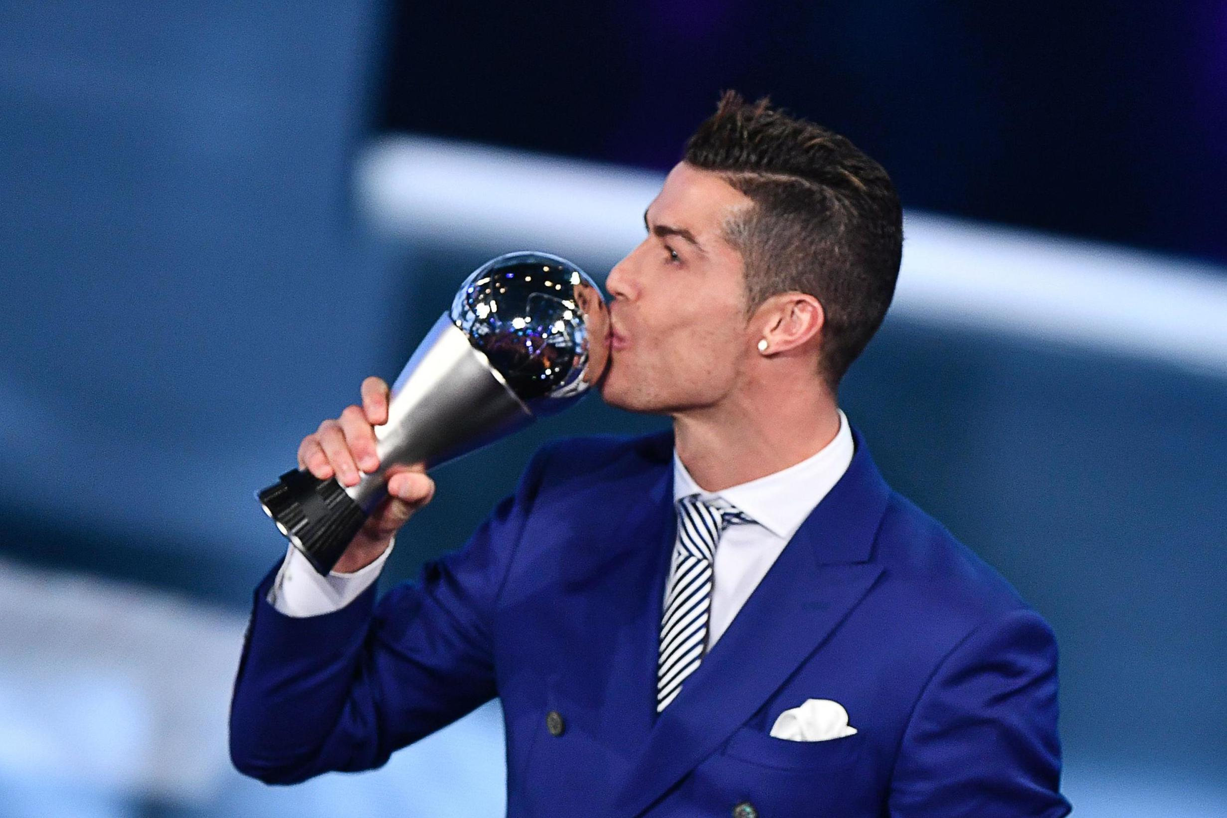 FIFA shpall Cristiano Ronaldon fitues të çmimit "Lojtari më i mirë i vitit"