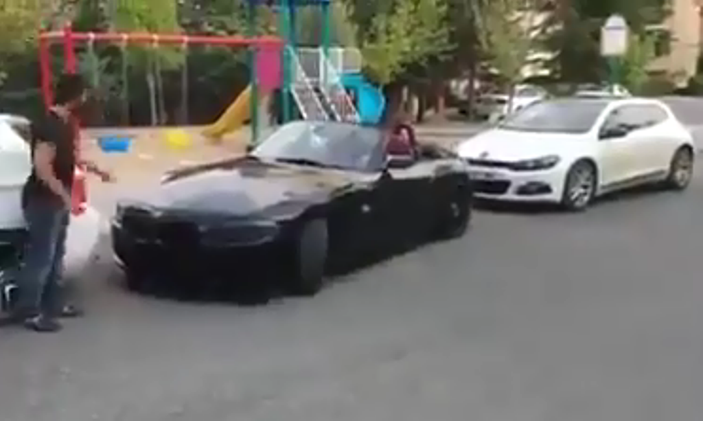 I bllokuar në parkim, por shikoni çfarë i ndodh këtij shoferi (Video humoristike)