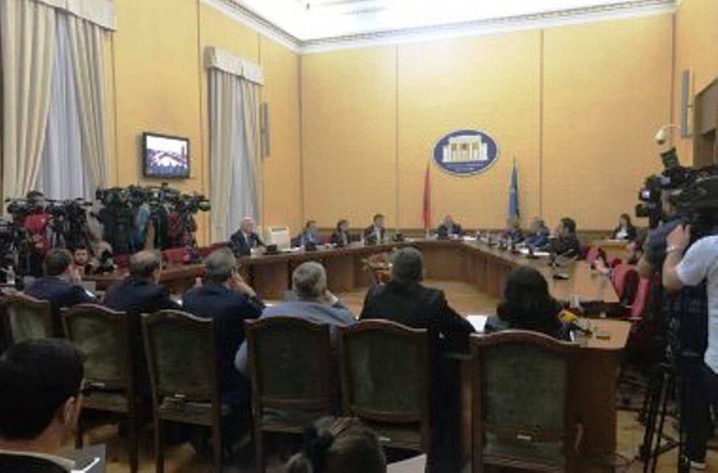 Deputetët për drekë, ndërpritet mbledhja e Këshillit të Mandateve