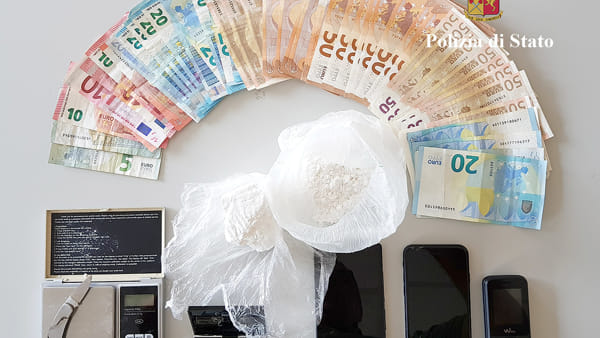 Arrestohet 27-vjeçari shqiptar në Itali, iu gjetën në shtëpi kokainë, marijuan dhe mijëra euro