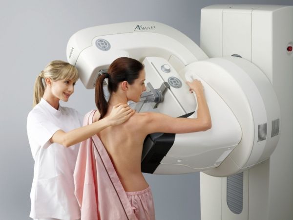 Manastirliu: Aparaturë e re mamografie për Vlorën
