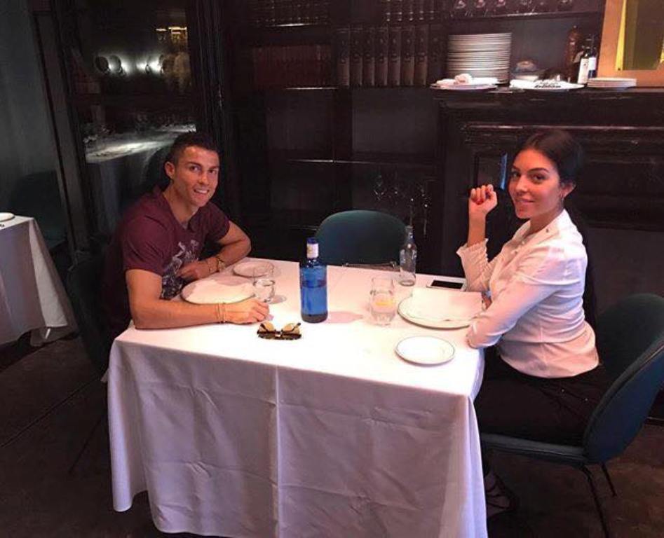 Ronaldo shkon në restorant, por askush nuk e vë re bukuroshen përballë tij!