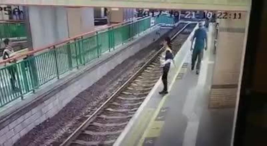 Video shokuese, ky është momenti kur e hedhin një grua në binarët e trenit (Video)