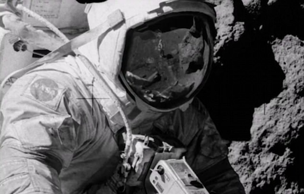 A janë këto imazhe prova se dërgimi i astronautëve në Hënë ishte një mashtrim? (VIDEO)