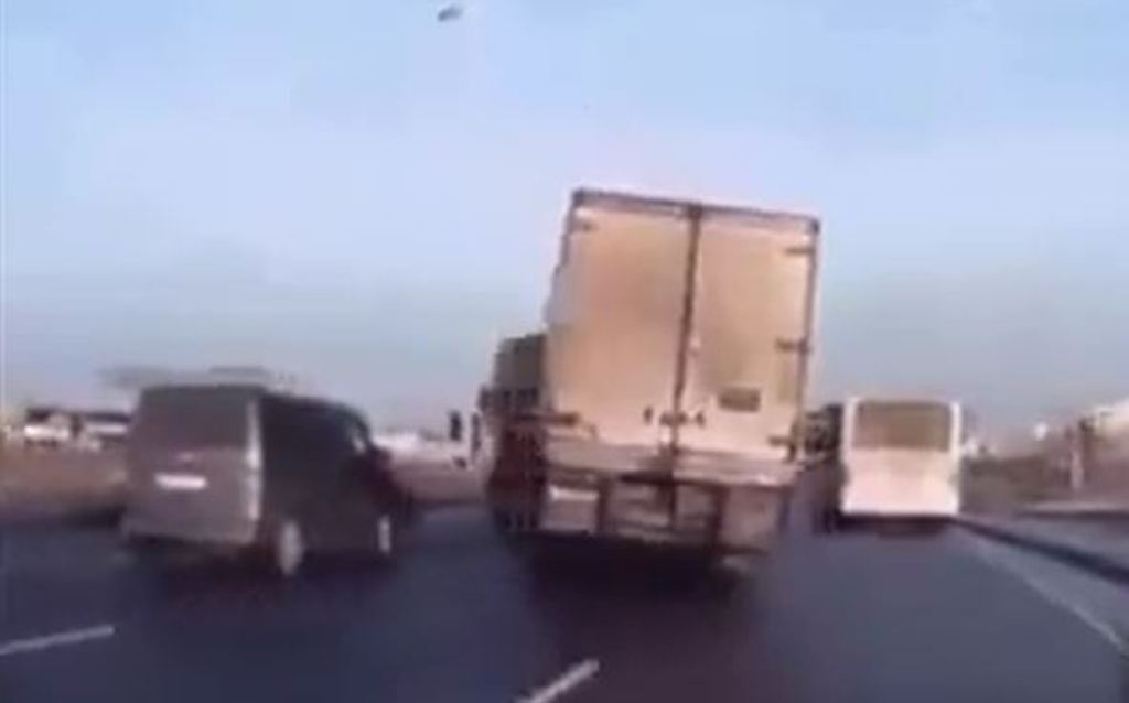 Këta kamionistë janë mjeshtra, shikoni çfarë manovrash të pabesueshme arrijnë të realizojnë (VIDEO)