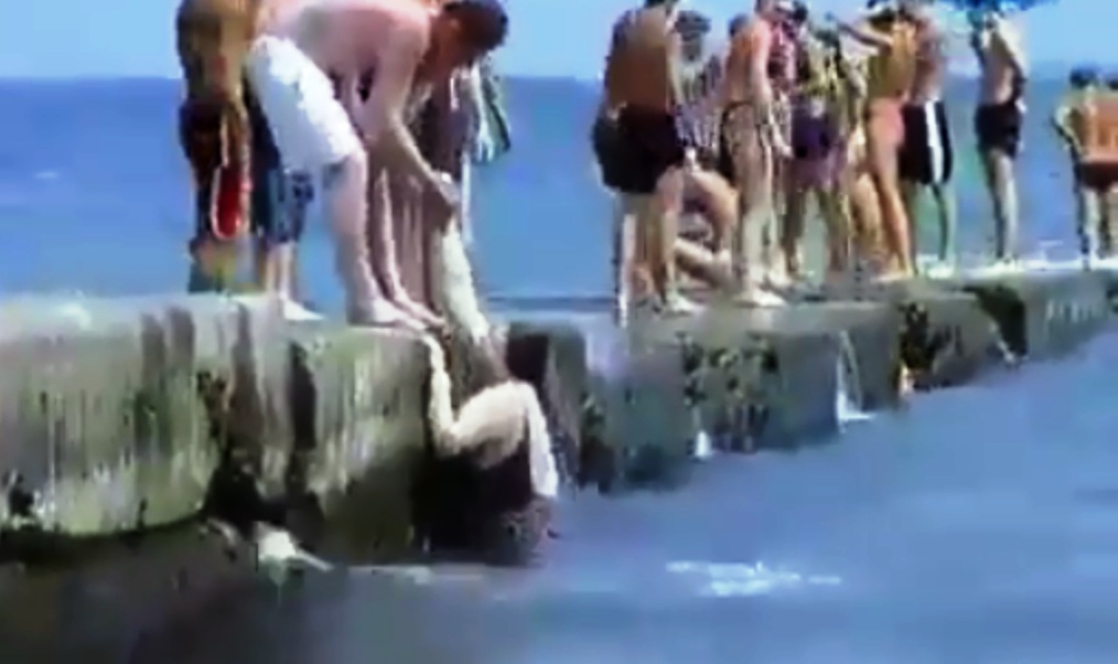 (VIDEO-HUMOR) Kush është ai burrë që mund ta nxjerrë këtë grua nga deti?
