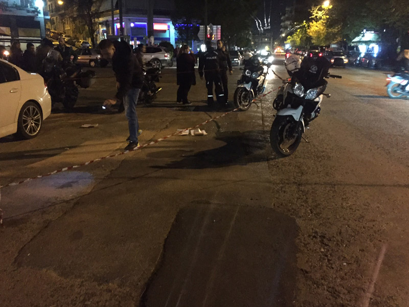 Athinë, përplasja mes bandave, një shqiptar dhe një grek qëllohen brenda në makinë