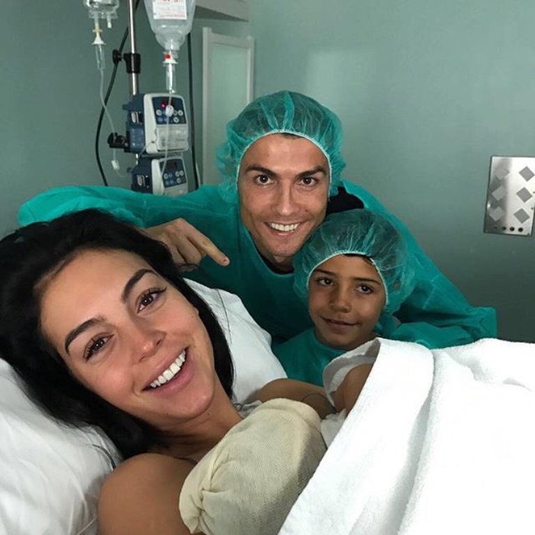 Georgina sjell në jetë një vajzë, Ronaldo “një baba më tepër”