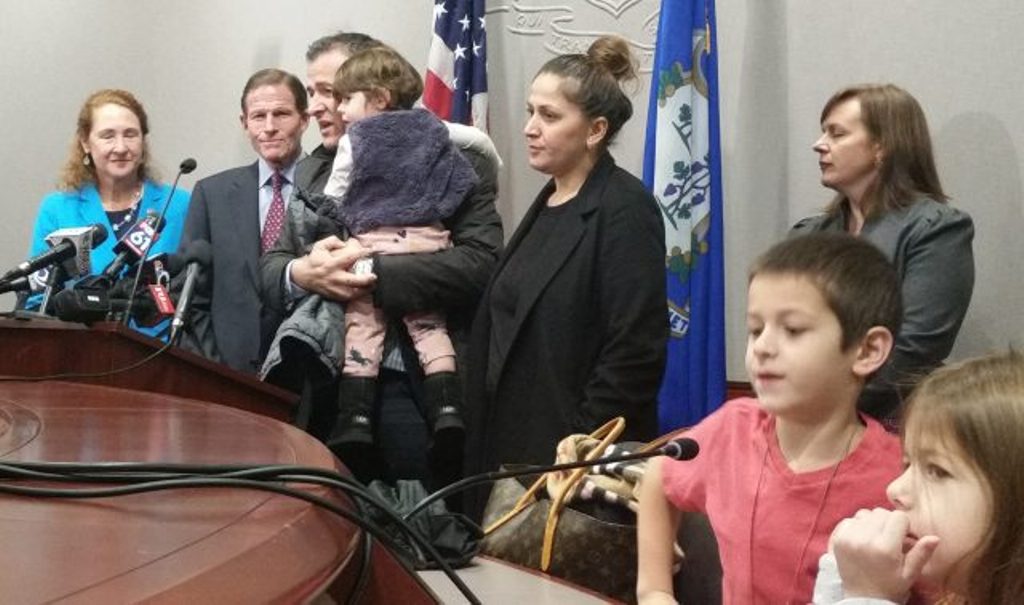Gjykata shtyn dëbimin e shqiptares me 3 fëmijë në SHBA, drama familjare vazhdon