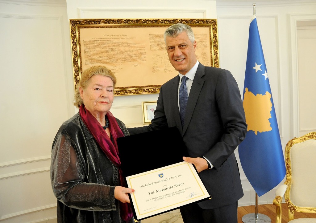 Tinka Kurti dhe Margarita Xhepa dekorohen nga presidenti i Kosovës, Thaçi