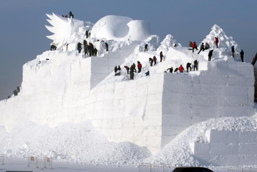 Çfarë bëjnë mbi “malin” me dëborë gjithë këta njerëz? Fotoja e çuditshme