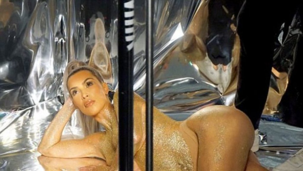 Kim Kardashian godet sërish, fotot nudo për të promovuar produktet kozmetike