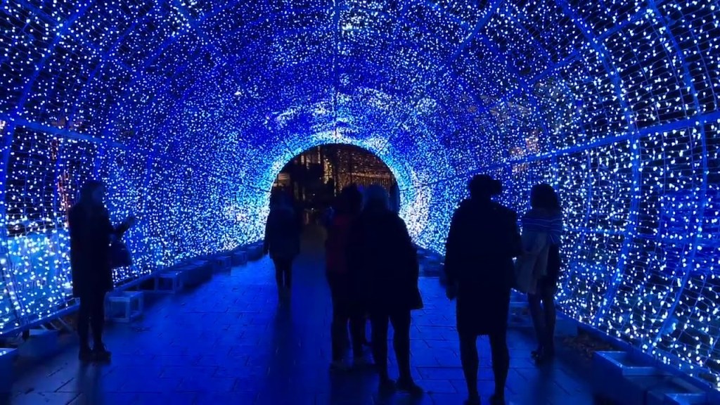 Ky është tuneli më i gjatë i dritave në Europë, çfarë magjie (VIDEO)