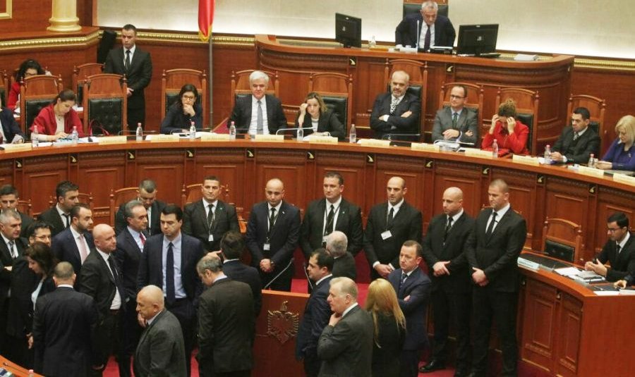Rrëmujë në Kuvend / Ruçi s’lë Spahon të flasë në foltore, deputetët e PD-së e bllokojnë