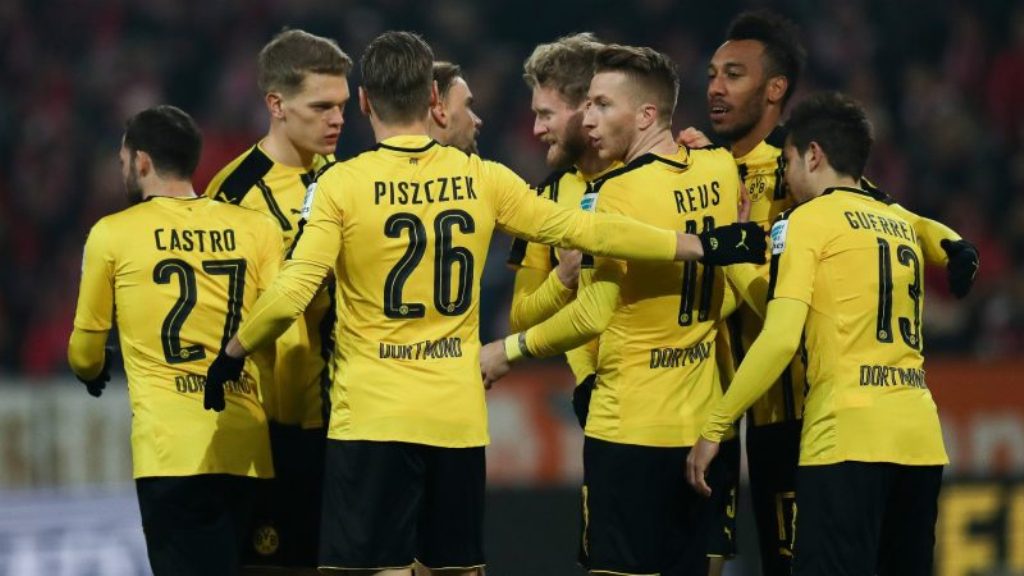 Nëntë futbollistë të Dortmundit u helmuan nga mishi në qabaptore
