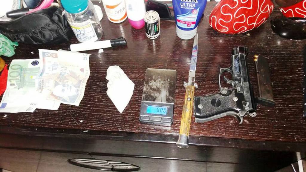 Kapet me kokainë, armë e para, arrestohet 33- vjeçari