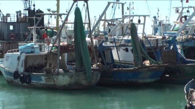 Peshkarexha kthehet në portin e Vlorës me minën e Luftës së Dytë Botërore