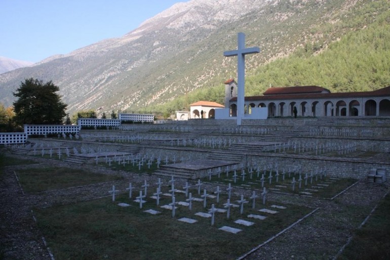 Gjeneral Prenga flet për çështjen e të rënëve grekë: Nuk do të ketë ngritje të varrezave të reja