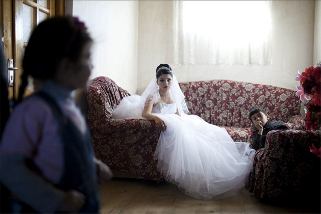 I ndalon ligji, por gjykatat në Shqipëri kanë lejuar në 68 raste martesat  nën 18-vjeç