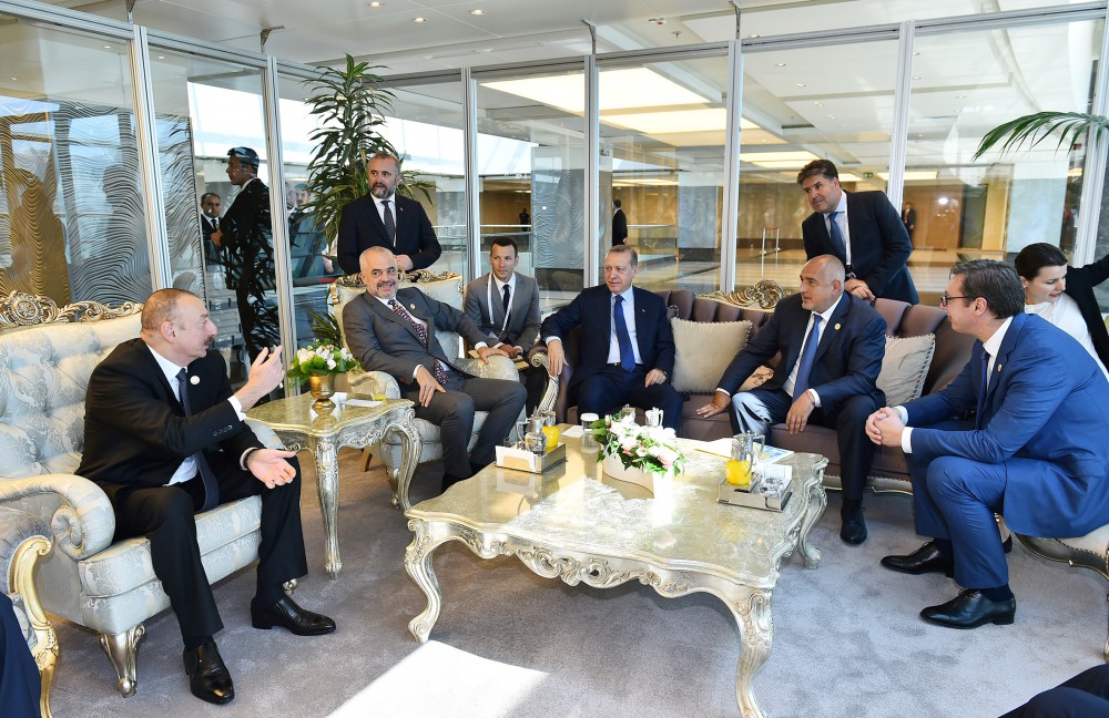 Nafta bashkon në një tavolinë në Stamboll kryeministrin Rama, Erdogan dhe Vuçiç