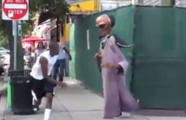 VIDEO/ Një “alien” në rrugë? Si reagojnë "trimat" përpara pamjes së rrallë