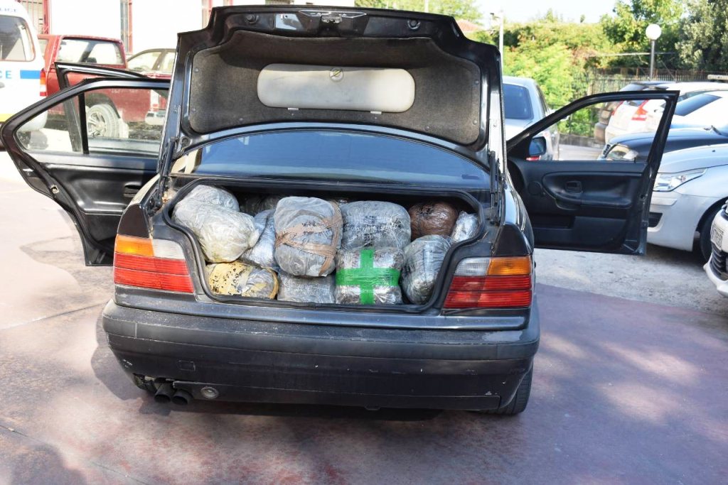 U kapën me 102 kg marijuanë në kufi, arrestohen shqiptari dhe greku