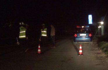AKSIDENT I RËNDË/ “Benz”-i merr përpara dy makina në Lushnjë, vdes në vend pasagjeri 18-vjeçar