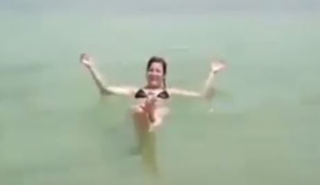 Si mund të lahesh në detin e Vdekur? Jua tregon kjo video
