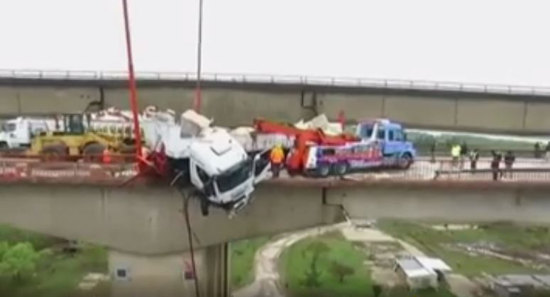 VIDEO/ Çfarë fati paska patur ky shofer, shikoni si mbetet kamioni i varur mbi urë