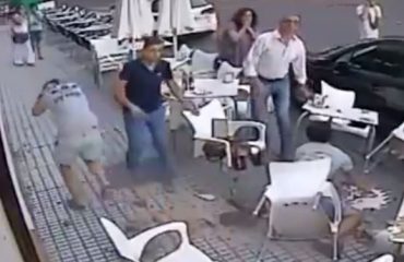 VIDEO/ Kur rreziku të vjen andej nga nuk e pret...shikoni çfarë u ndodh këtyre njerëzve në trotuar
