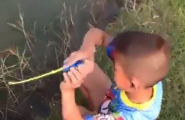 VIDEO/ E pabesueshme si e kap peshkun ky fëmijë me një kallam-lodër