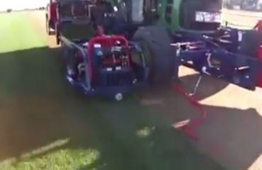 VIDEO/ Makina e re që korr barin dhe e nxjerr të paketuar, shikoni si funksionon