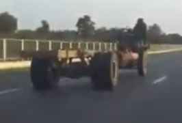 VIDEO / Çfarë është ky mjet i çuditshëm që kalon 100 km/h në autostradë?