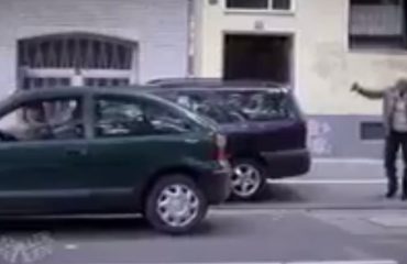 VIDEO/ Ruhuni kur parkon një femër, mund të ndodhin edhe të tilla të papritura