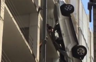 VIDEO/ Makina ngec në telat e katit të 9-të, shikoni si shpëton për mrekulli shoferi