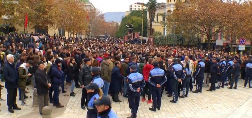 Protesta e studentëve, nga parlamenti tek ngujimi para Kryeministrisë