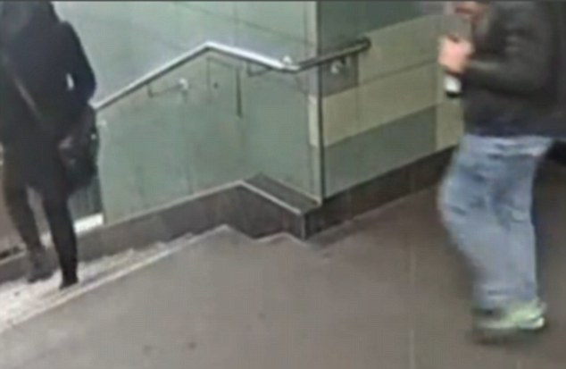 Tmerri i kësaj gruaje në metronë e Berlinit, e "fluturojnë" nga shkallët me një goditje pas shpine (Video)