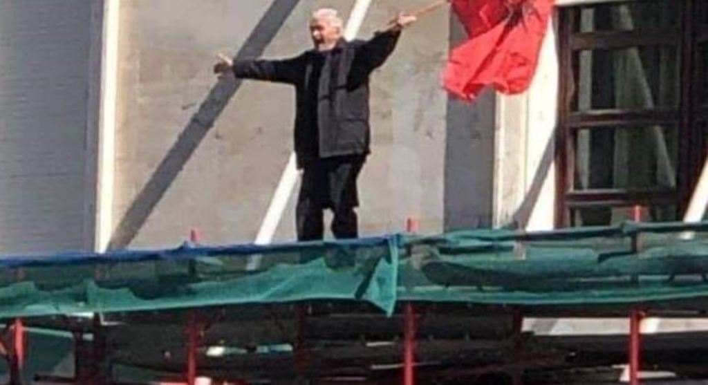 Protesta e Opozitës/Prangoset edhe 80-vjeçari nga Lezha, i cili u ngjit me flamur në Kryeministri