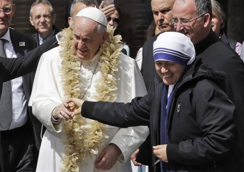 Papa Françesku përkulet para përmendores së Nënë Terezës