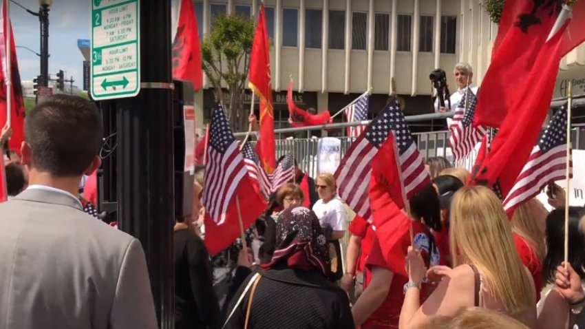 Komuniteti shqiptaro-amerikan protestoi para ambasadës serbe në Uashington