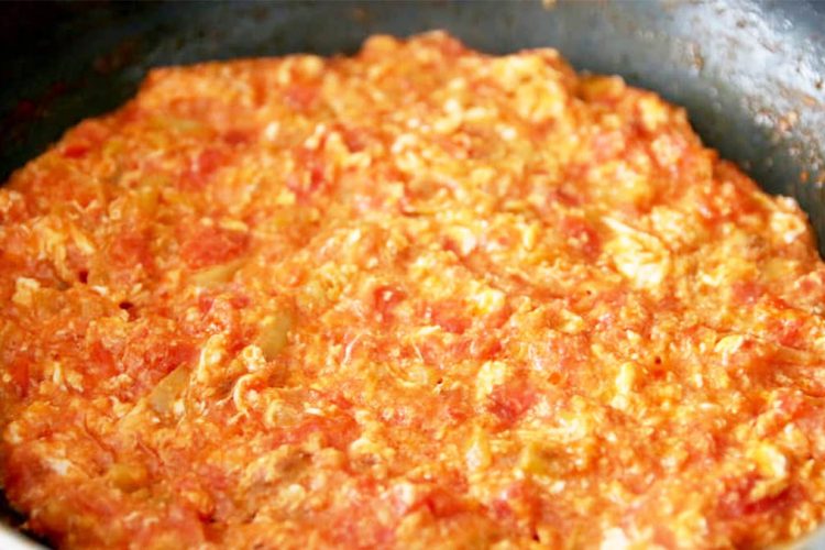 RECETA GATIMI/ Fërgesa me domate dhe gjizë