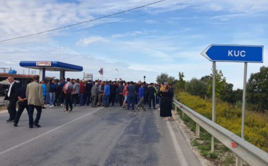 "Po falimentojmë!", fermerët në protestë, bllokojnë aksin Berat-Lushnjë
