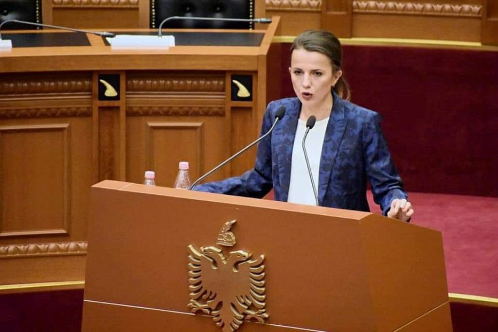 Rudina Hajdari: Nuk jam ushqyer me bukën e kalbur që të dua partinë përpara vendit tim
